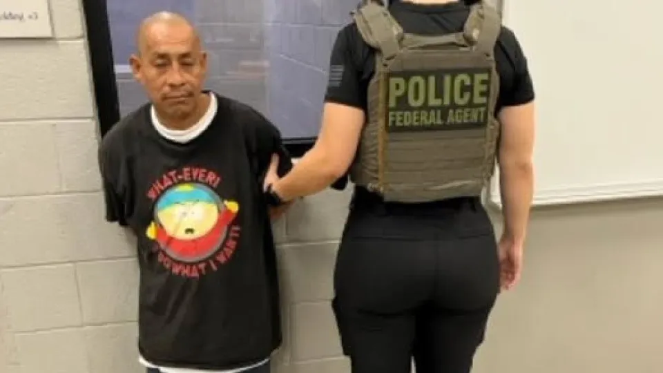 Foto da detenção de imigrante viraliza... por motivo inusitado