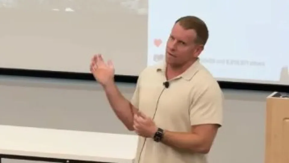 Professor 'acaba' aula após anúncio do noivado de Taylor Swift e viraliza