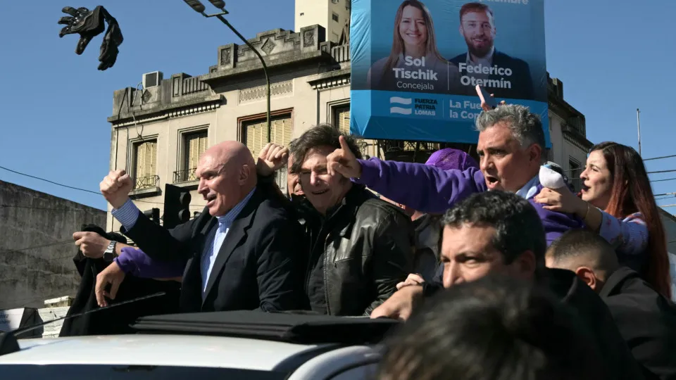 Milei é retirado às pressas de ato de campanha após confusão
