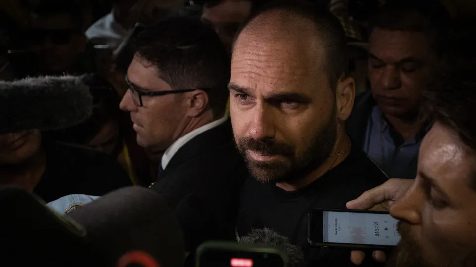 Eduardo Bolsonaro pede a Motta para exercer mandato dos EUA