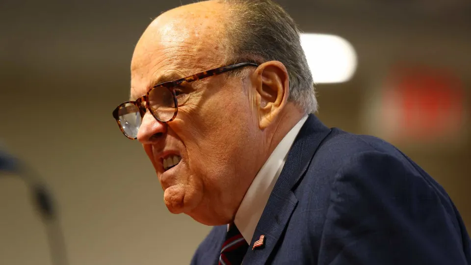 Ex-prefeito de Nova York e ex-advogado de Trump, Rudy Giuliani é hospitalizado após acidente