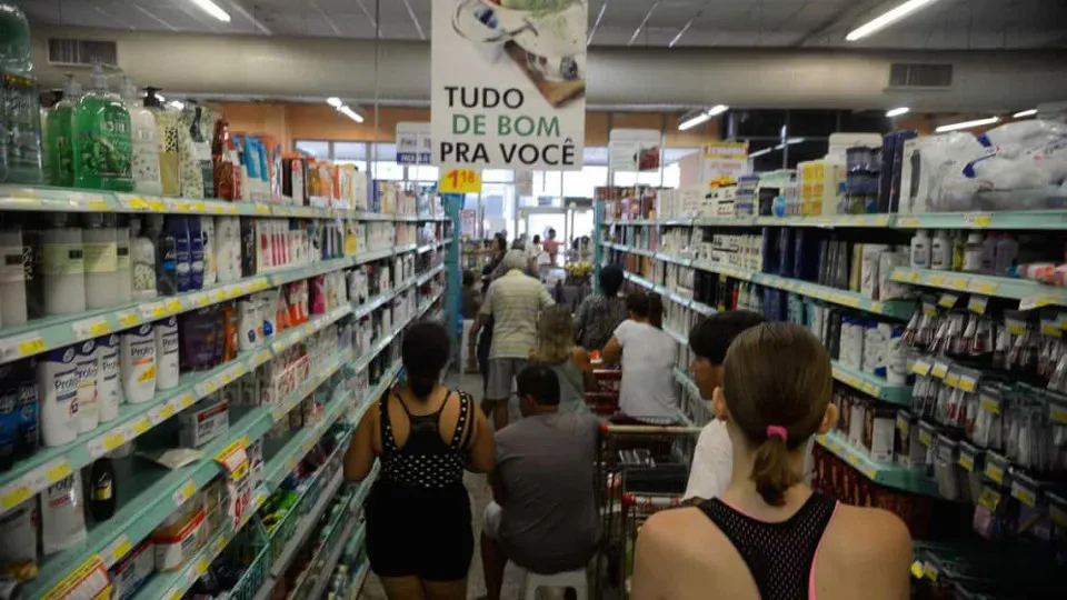 Mediana de IPCA 2025 cai de 4,86% para 4,85%, aponta Focus, ainda acima do teto da meta