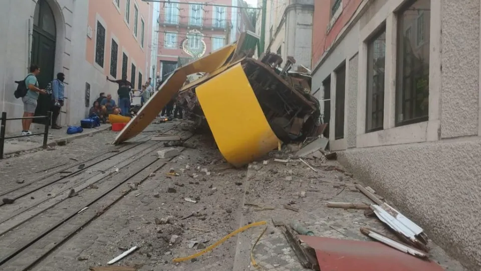 Famoso 'elevador da Glória' em Lisboa despenca e deixa feridos