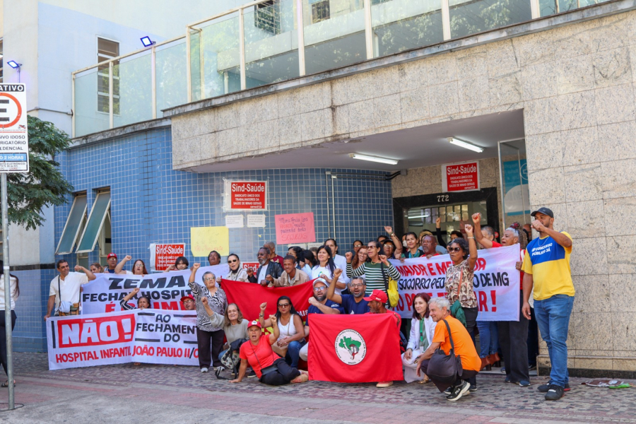 Mães, pais e profissionais de saúde protestaram contra o fechamento do maior pronto atendimento pediátrico de MG