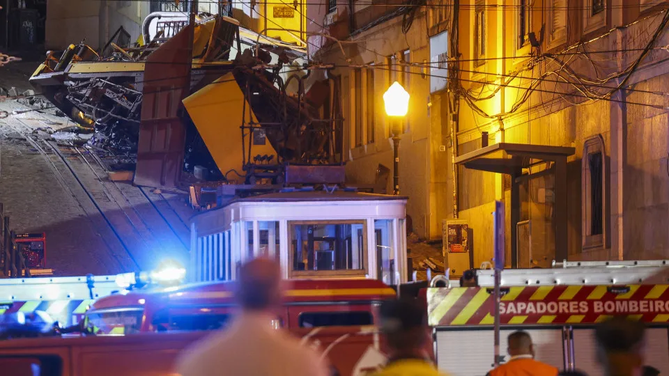 Sobe para 17 o número de mortos no acidente com bondinho em Lisboa