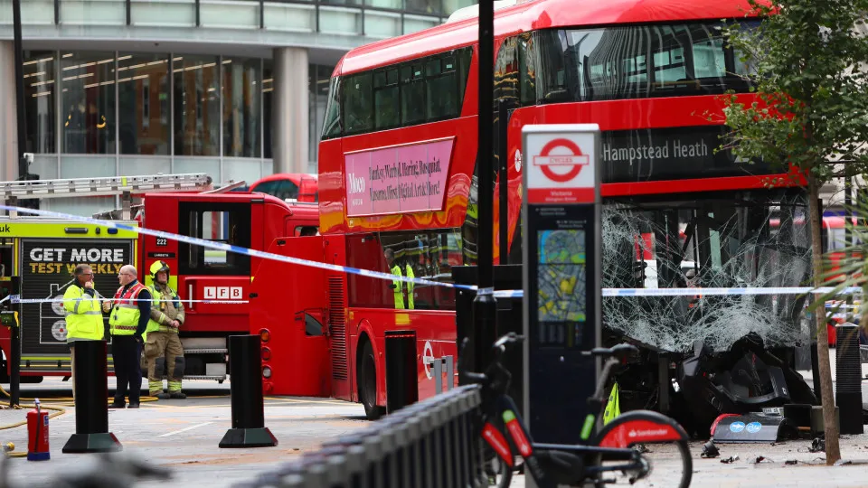 Ônibus desgovernado deixa 'vários feridos' no centro de Londres