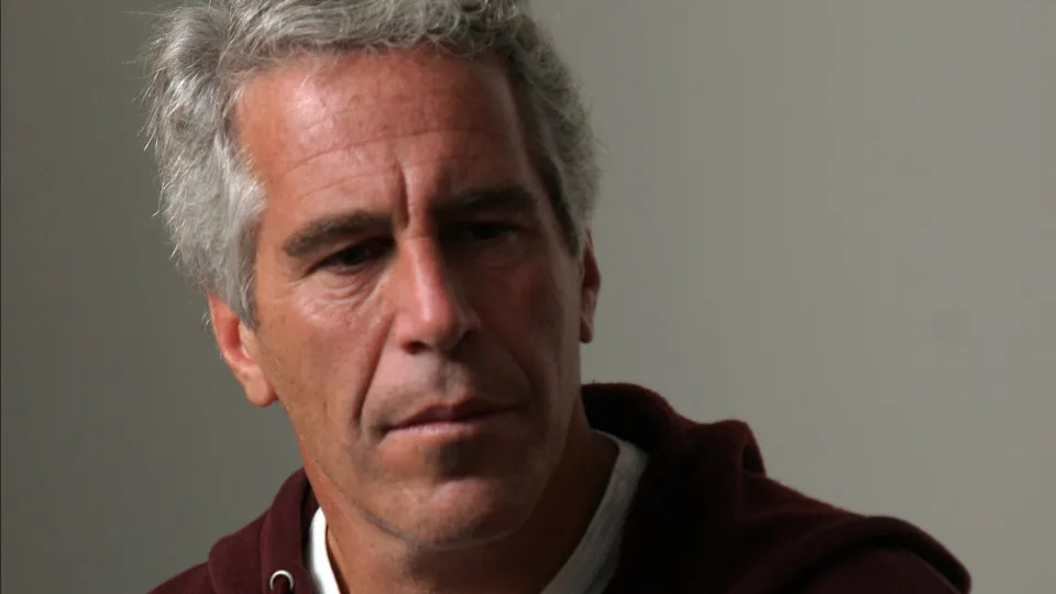 Brasileira vítima de Jeffrey Epstein fala pela primeira vez após ter sido abusada aos 14 anos